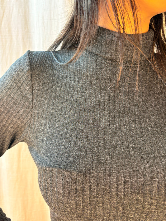 collo alto a costine grigio