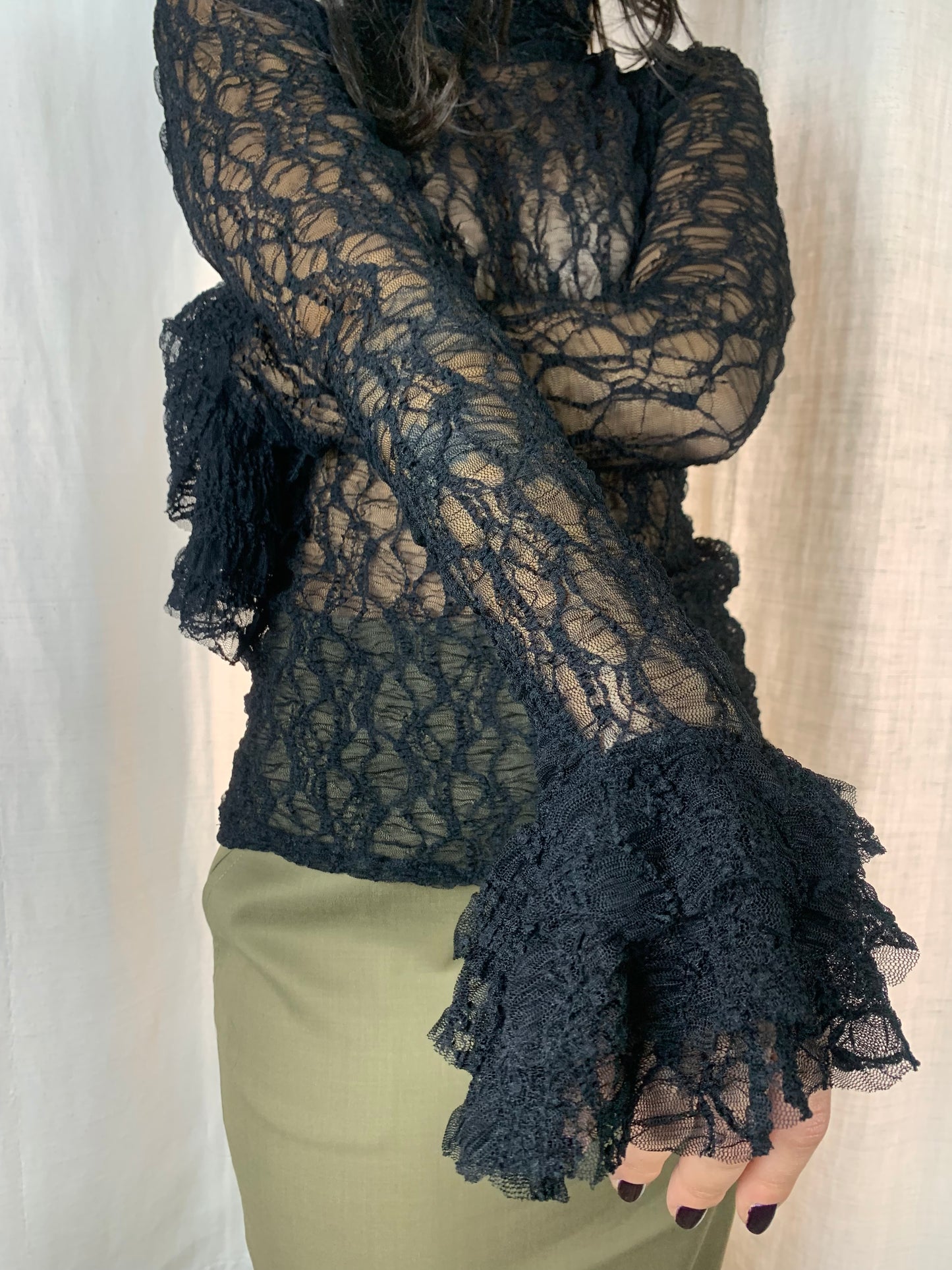Camicetta nera in pizzo collo alto