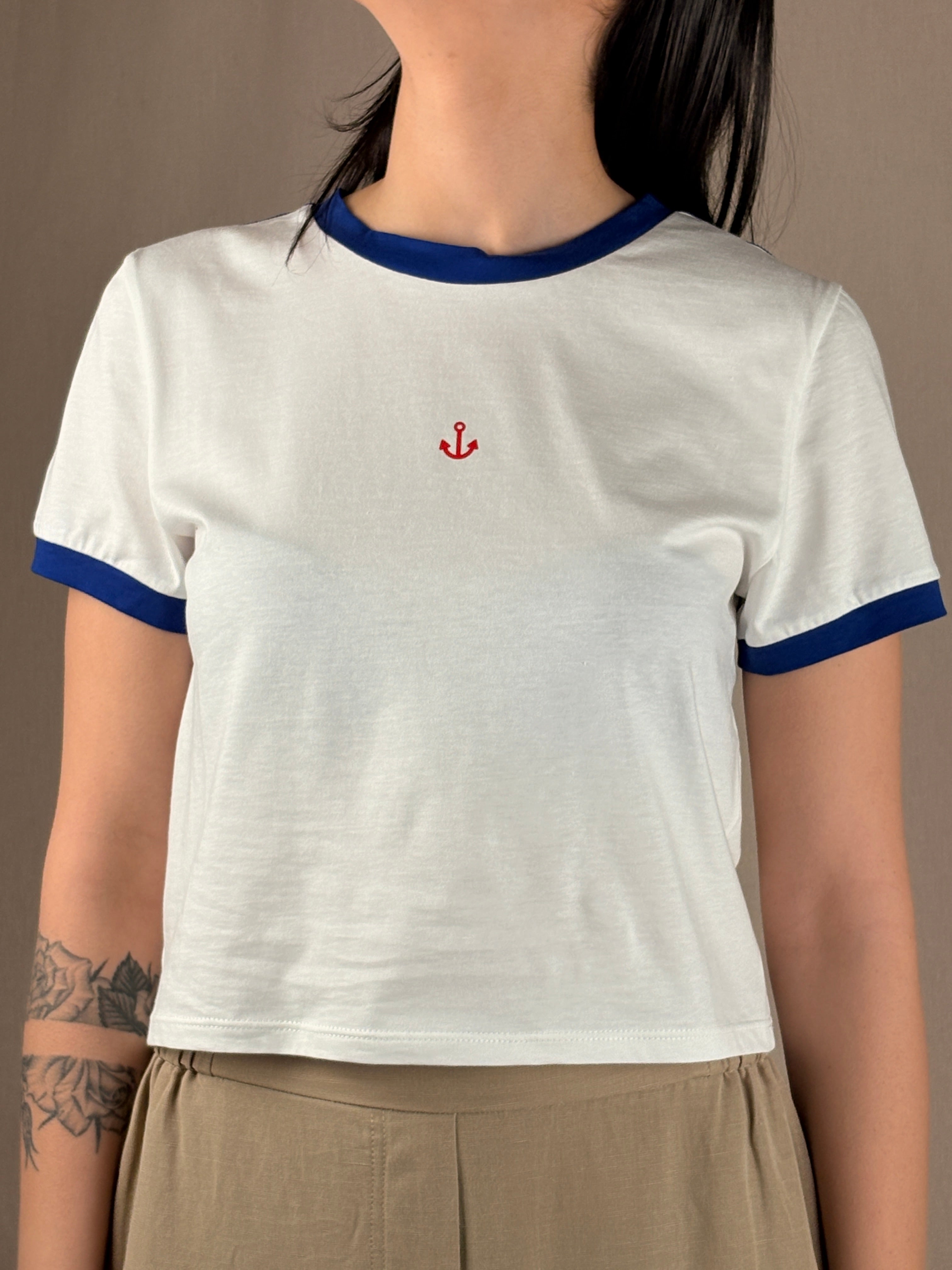 T-shirt crop bianca e bluette