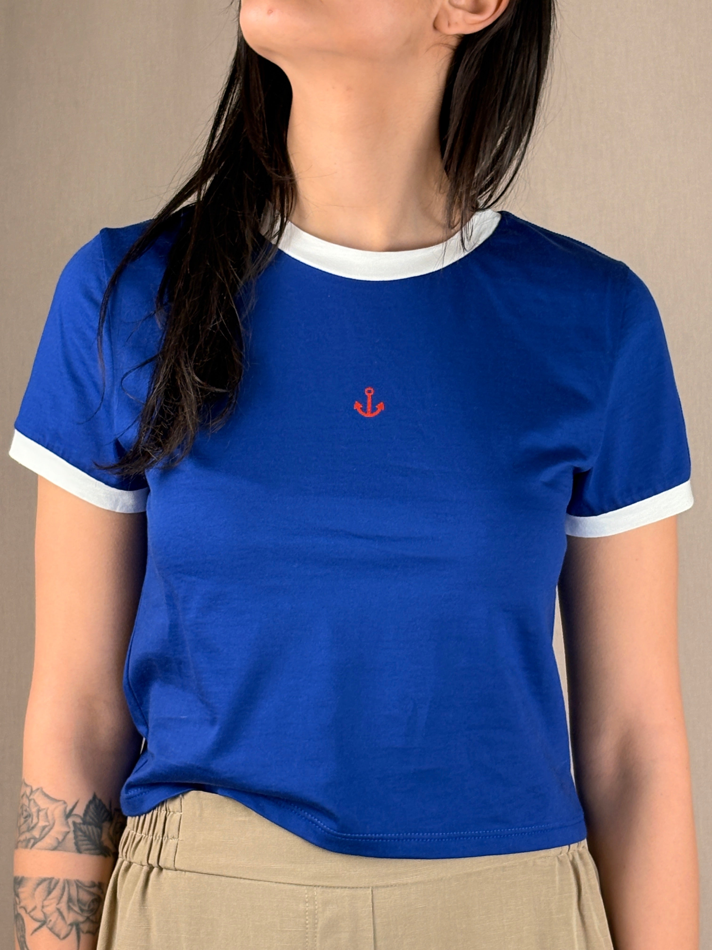 T-shirt crop bluette e bianca