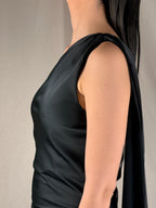 Robe noire asymétrique