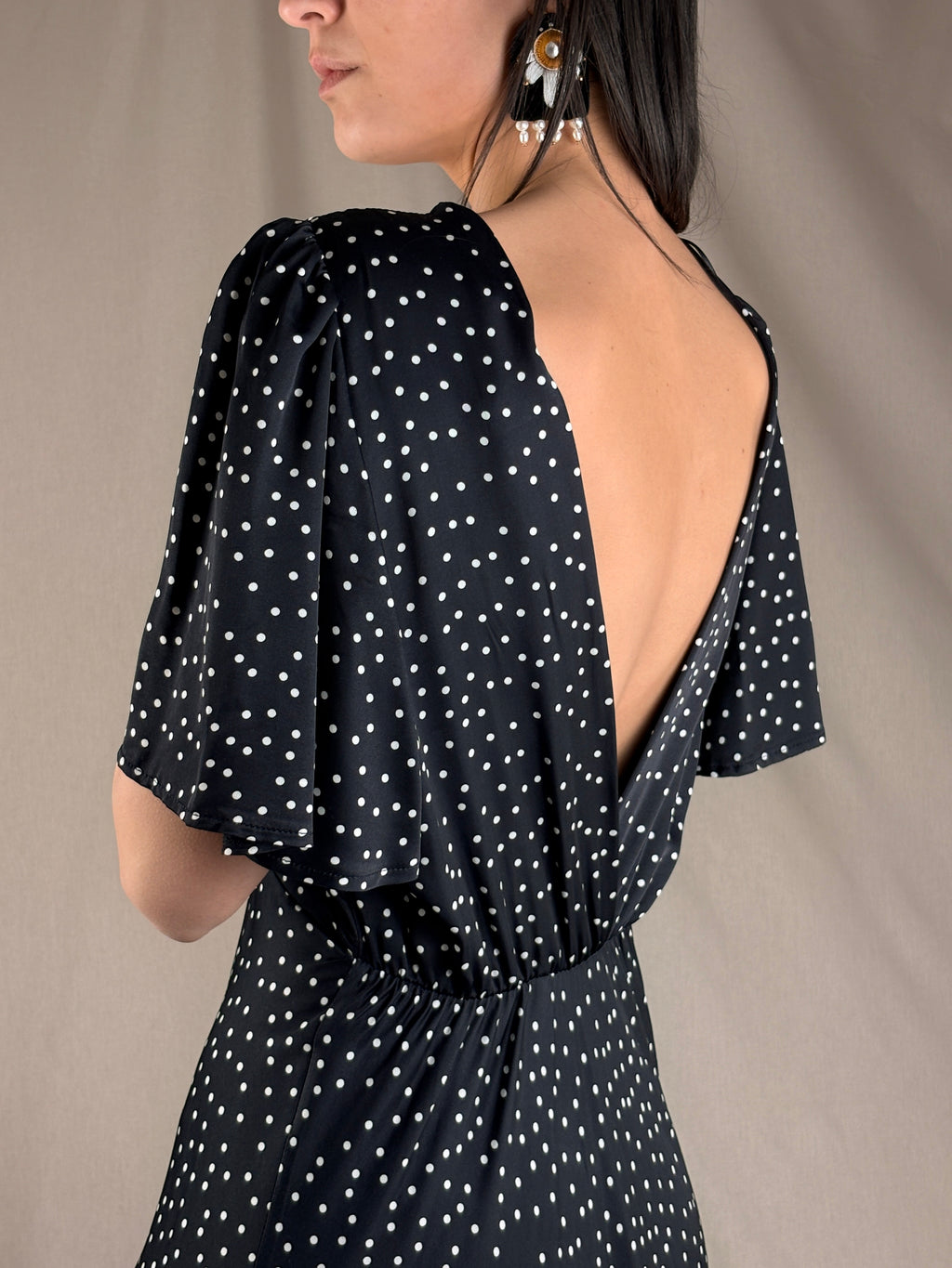 Robe à pois ivoire sur fond noir