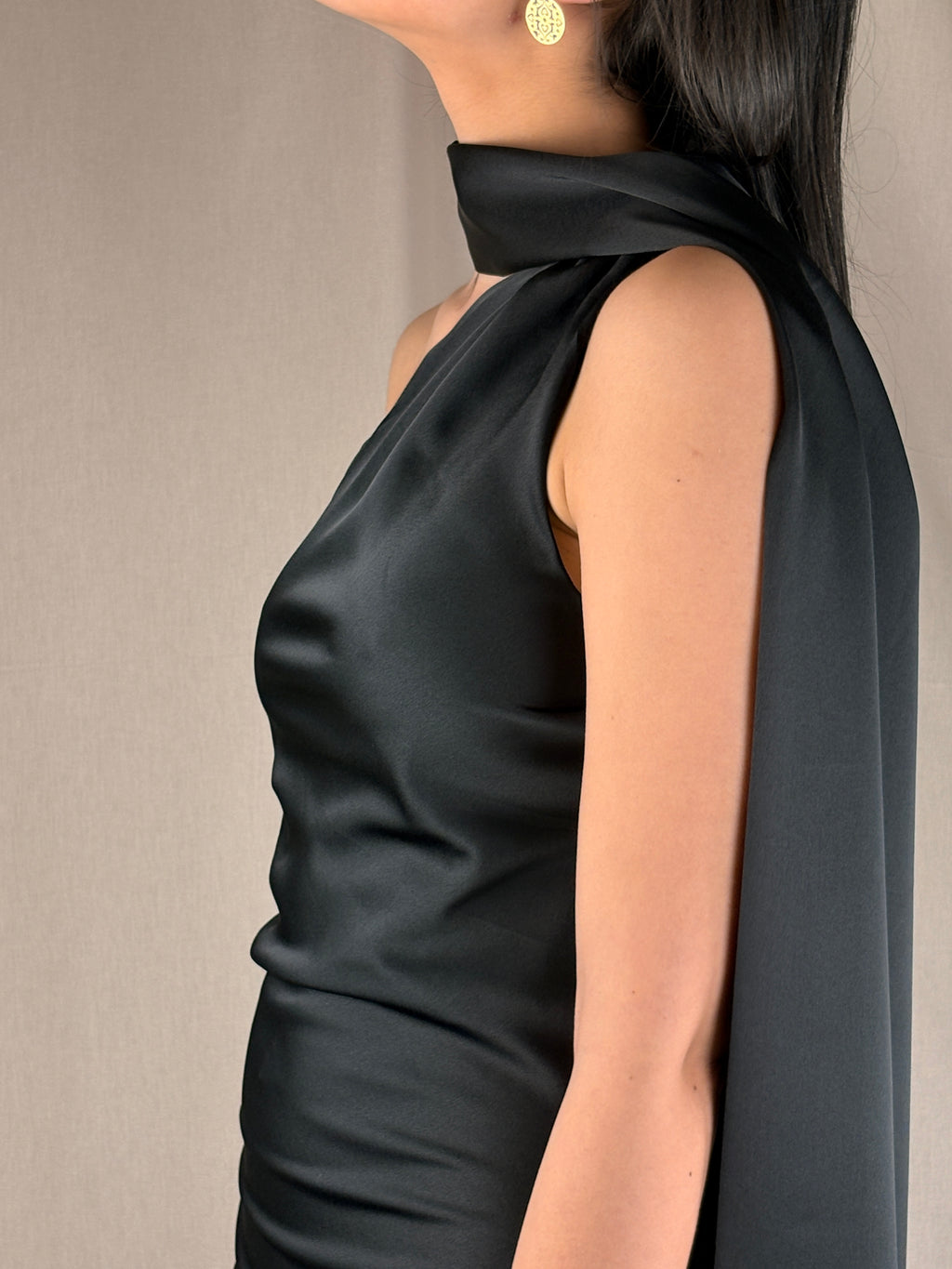Robe noire asymétrique