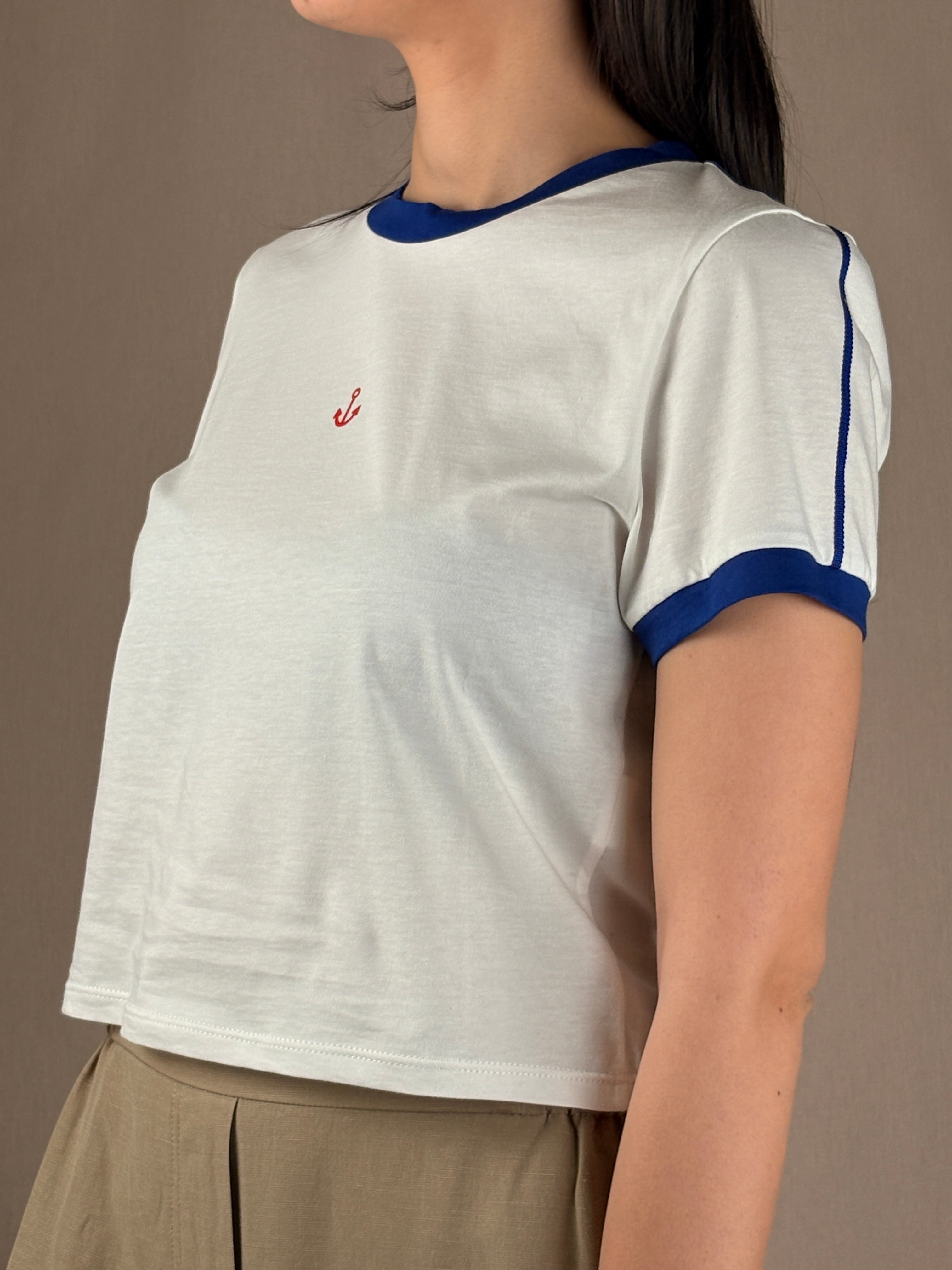 T-shirt crop bianca e bluette
