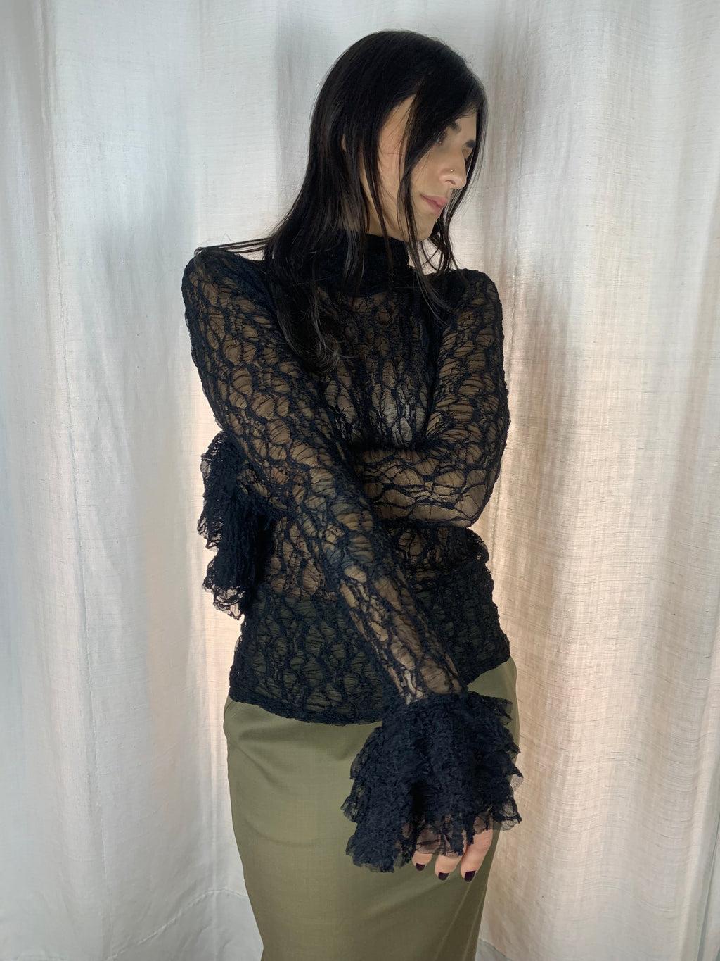 Camicetta nera in pizzo collo alto