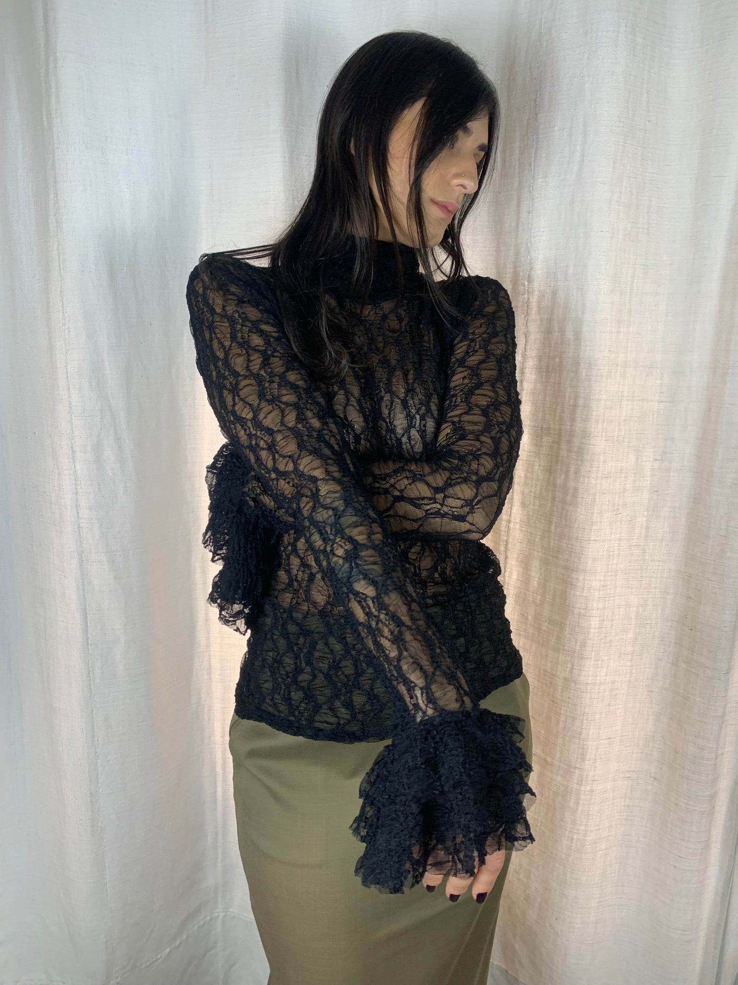 Camicetta nera in pizzo collo alto