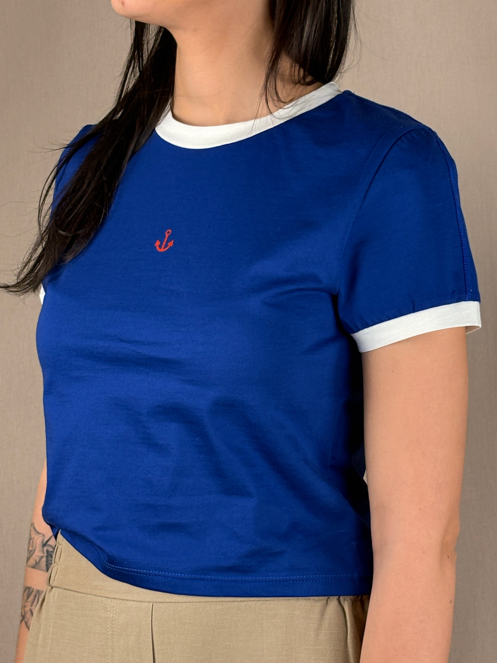T-shirt crop bluette e bianca