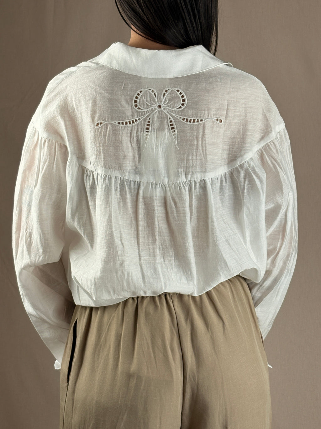 Camicia ricamata soffice bianca