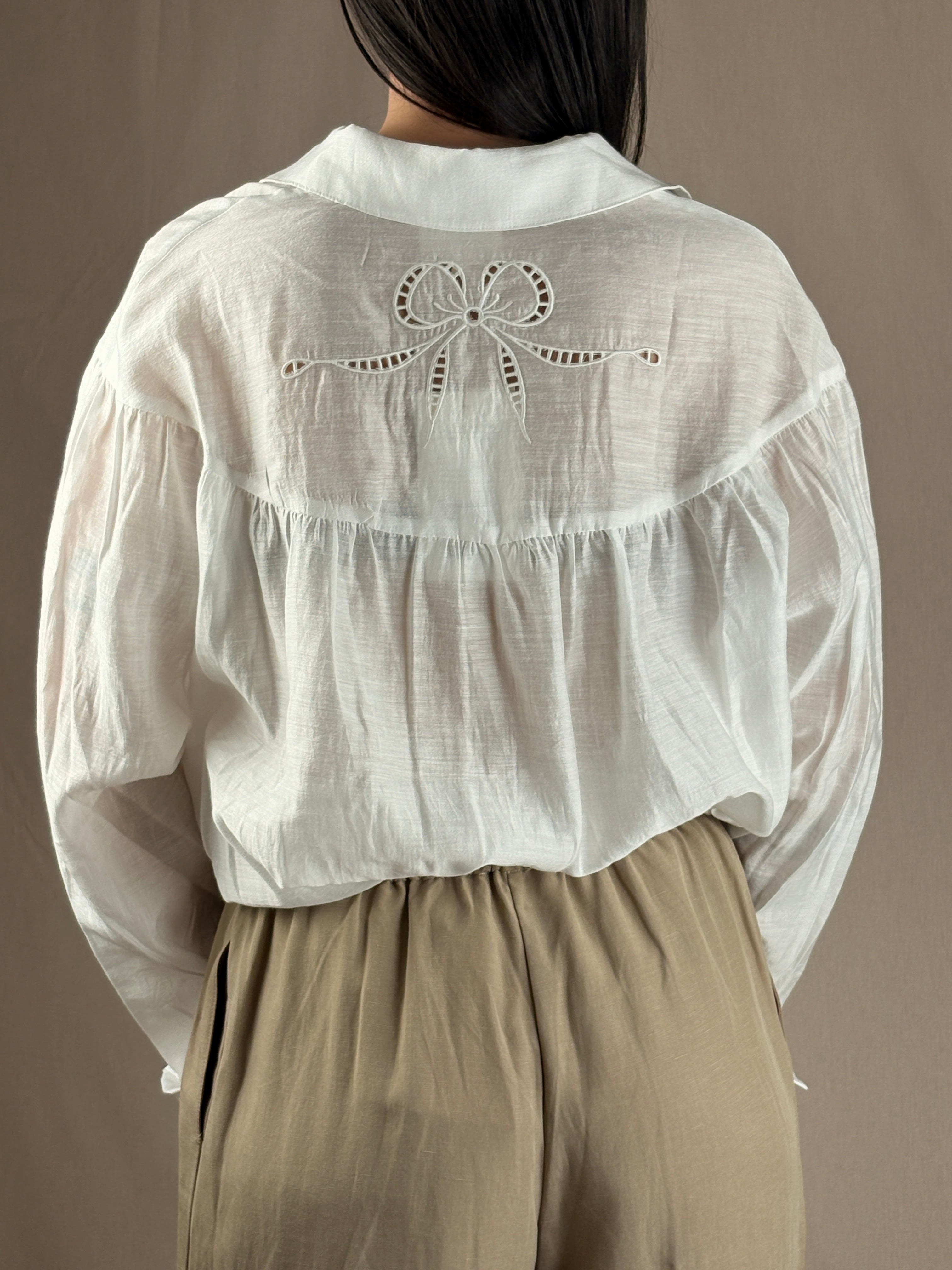 Camicia ricamata soffice bianca