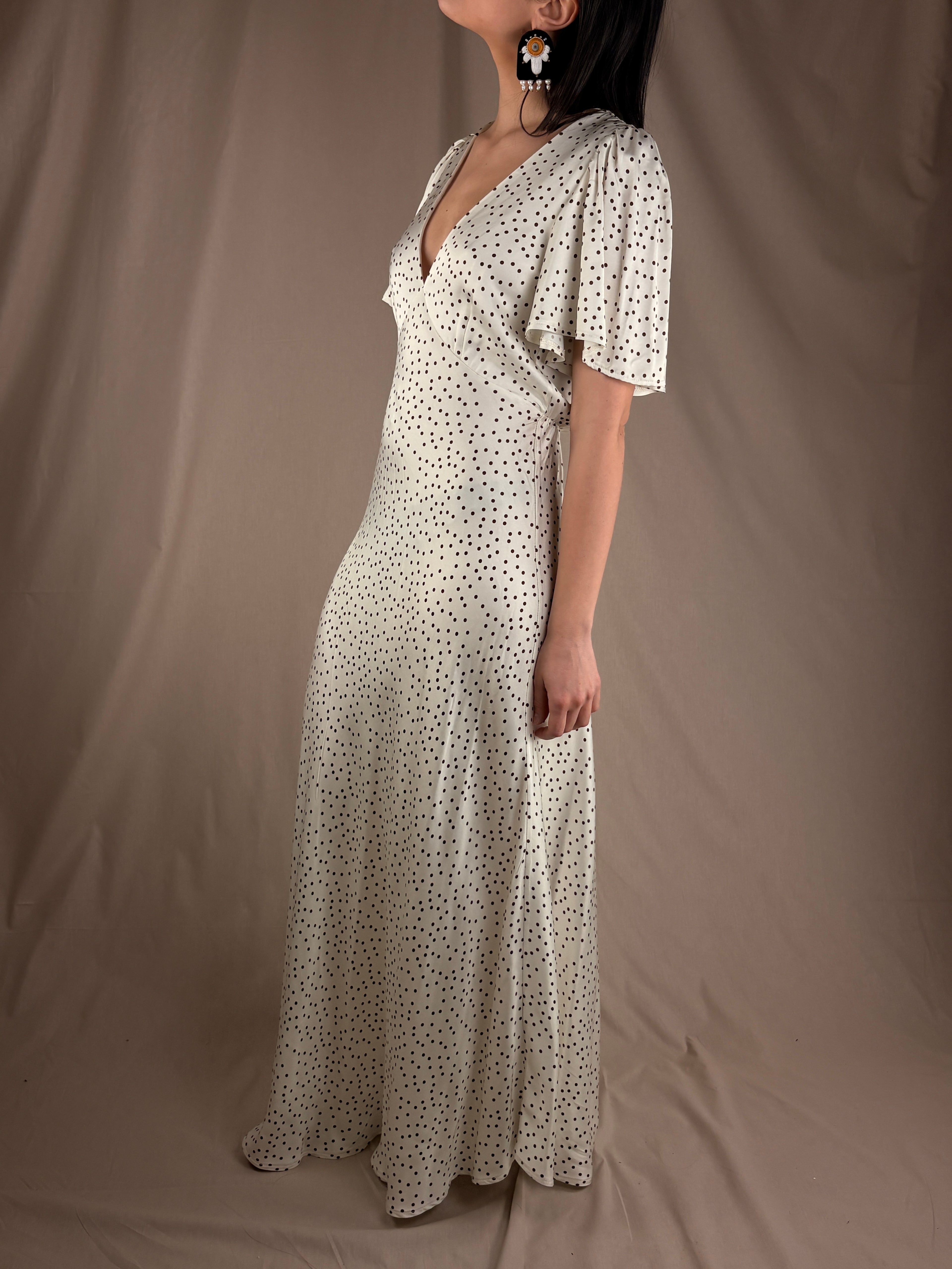 Abito pois cioccolato sfondo avorio