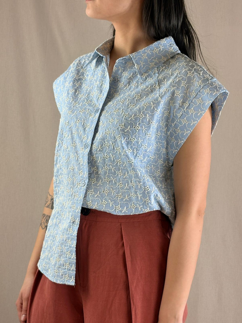 Chemise en dentelle Saint-Gall bleu ciel