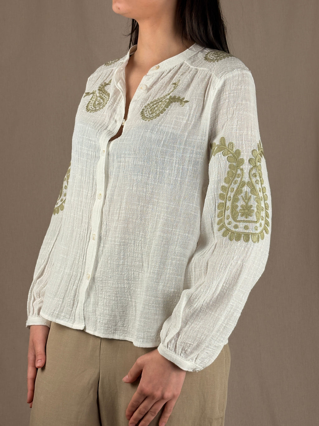 Camicia ricamo verde soffice