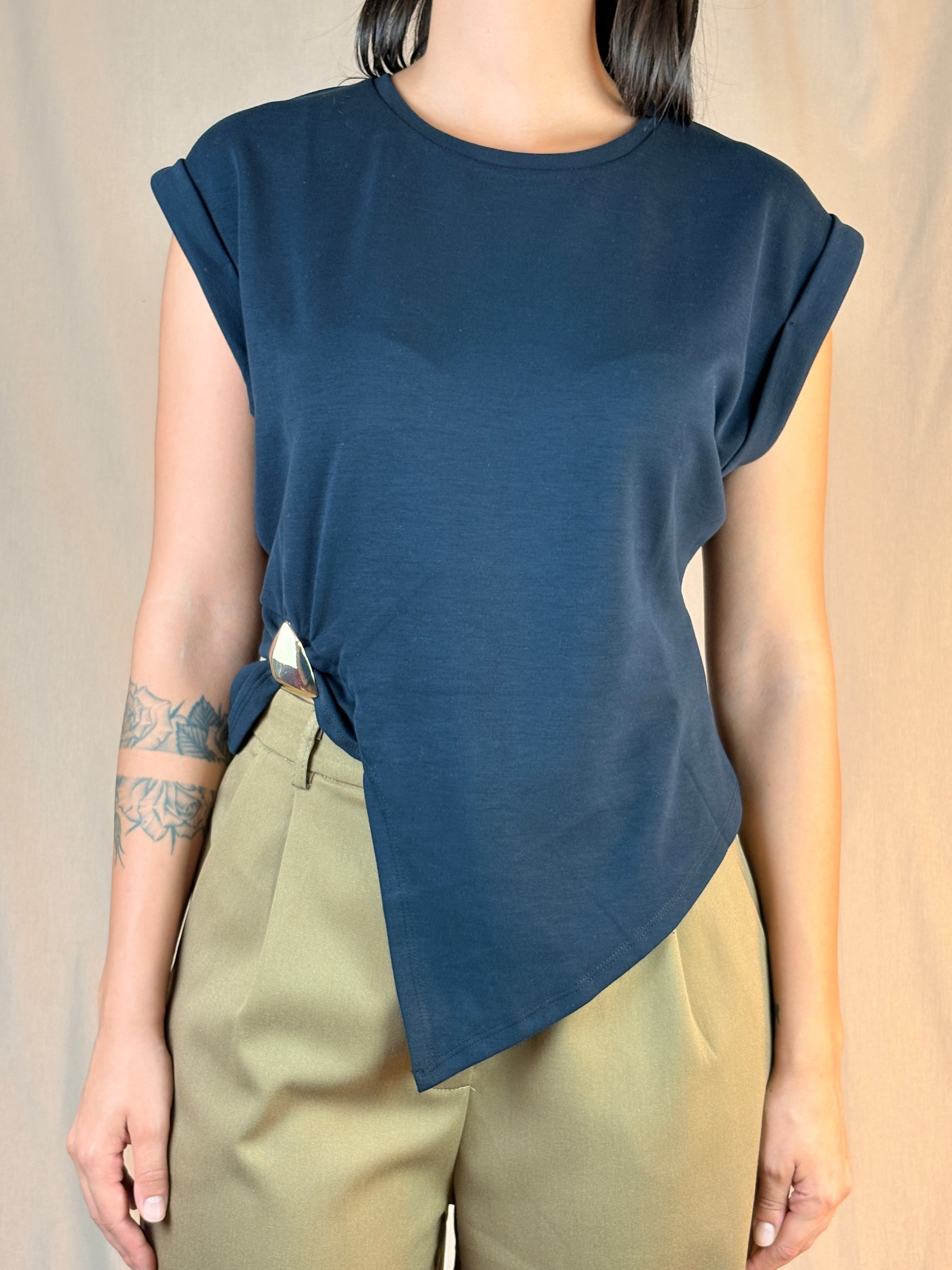 Maglia asimmetrica accessorio