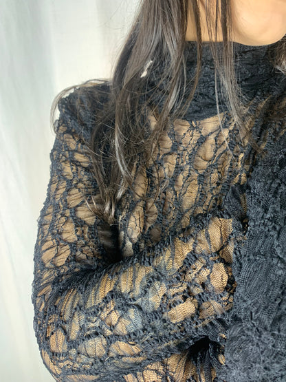 Camicetta nera in pizzo collo alto