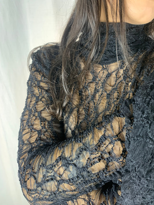 Camicetta nera in pizzo collo alto