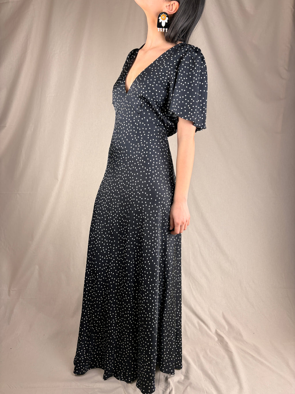 Robe à pois ivoire sur fond noir
