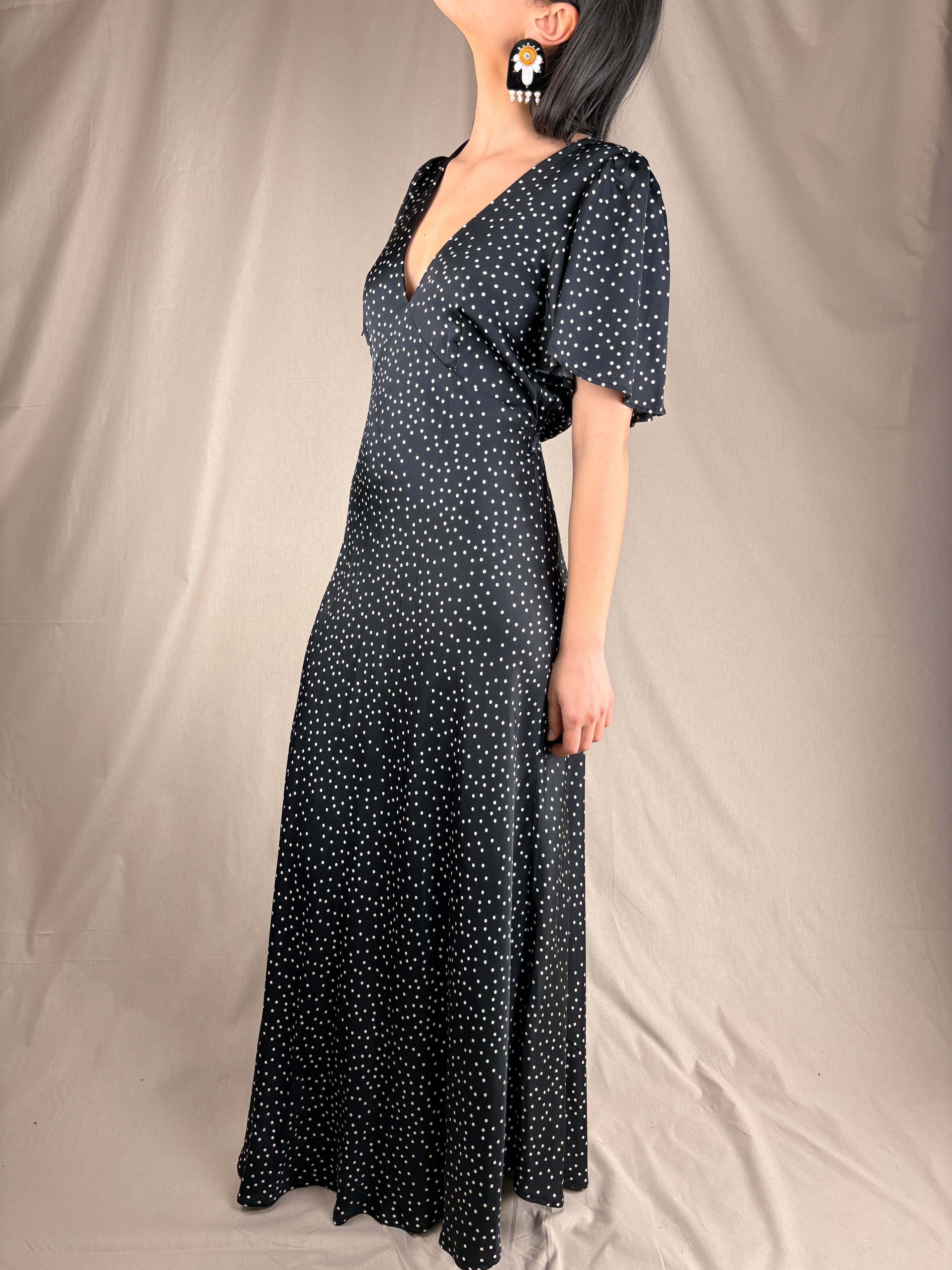 Abito pois avorio sfondo nero