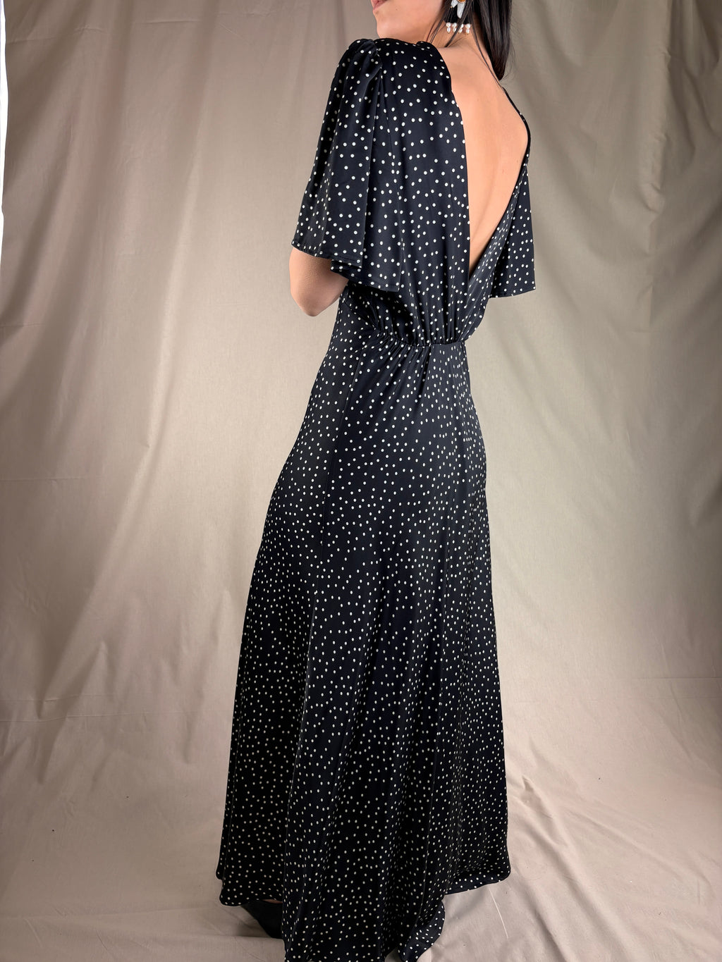 Robe à pois ivoire sur fond noir
