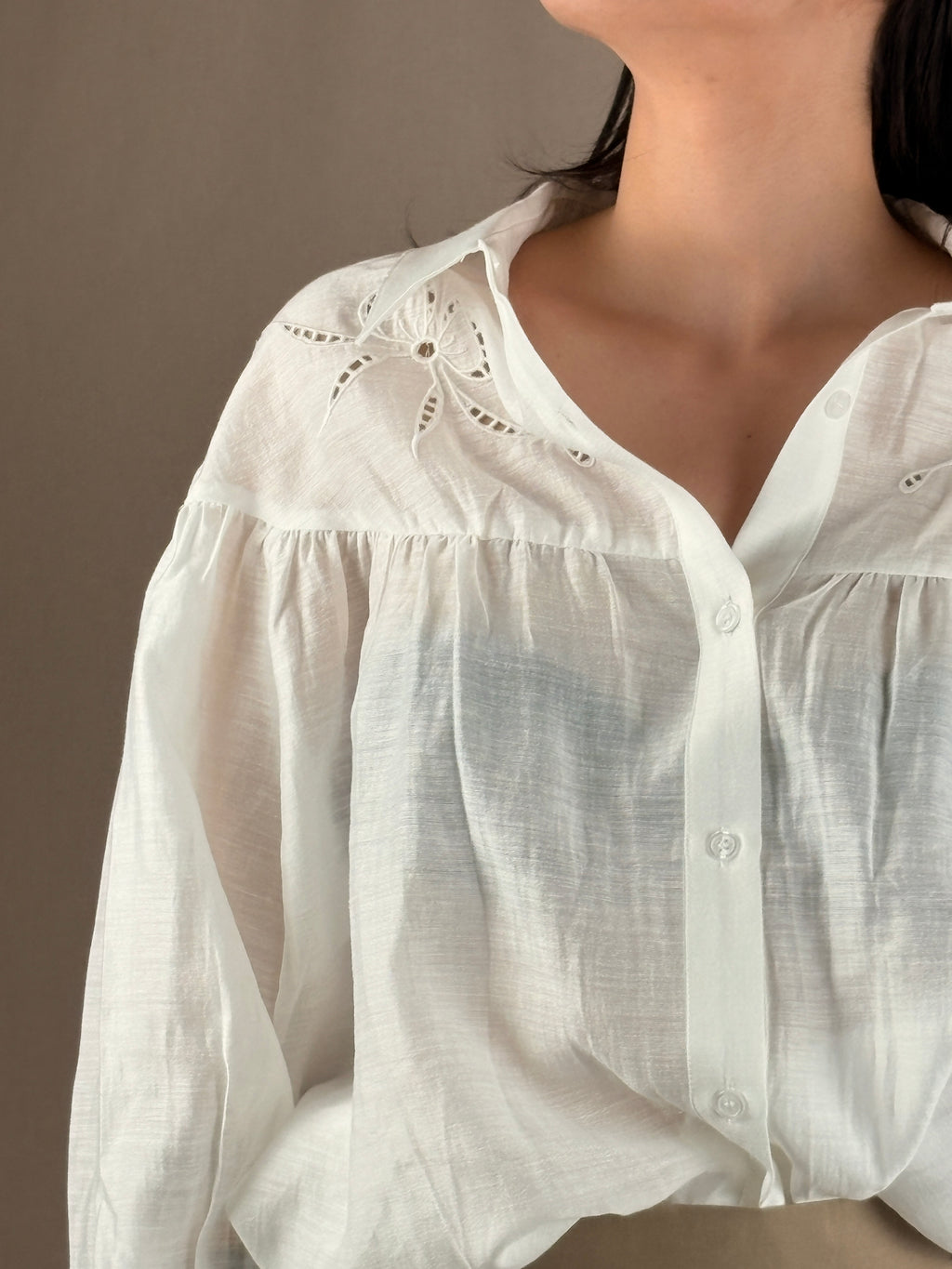 Camicia ricamata soffice bianca