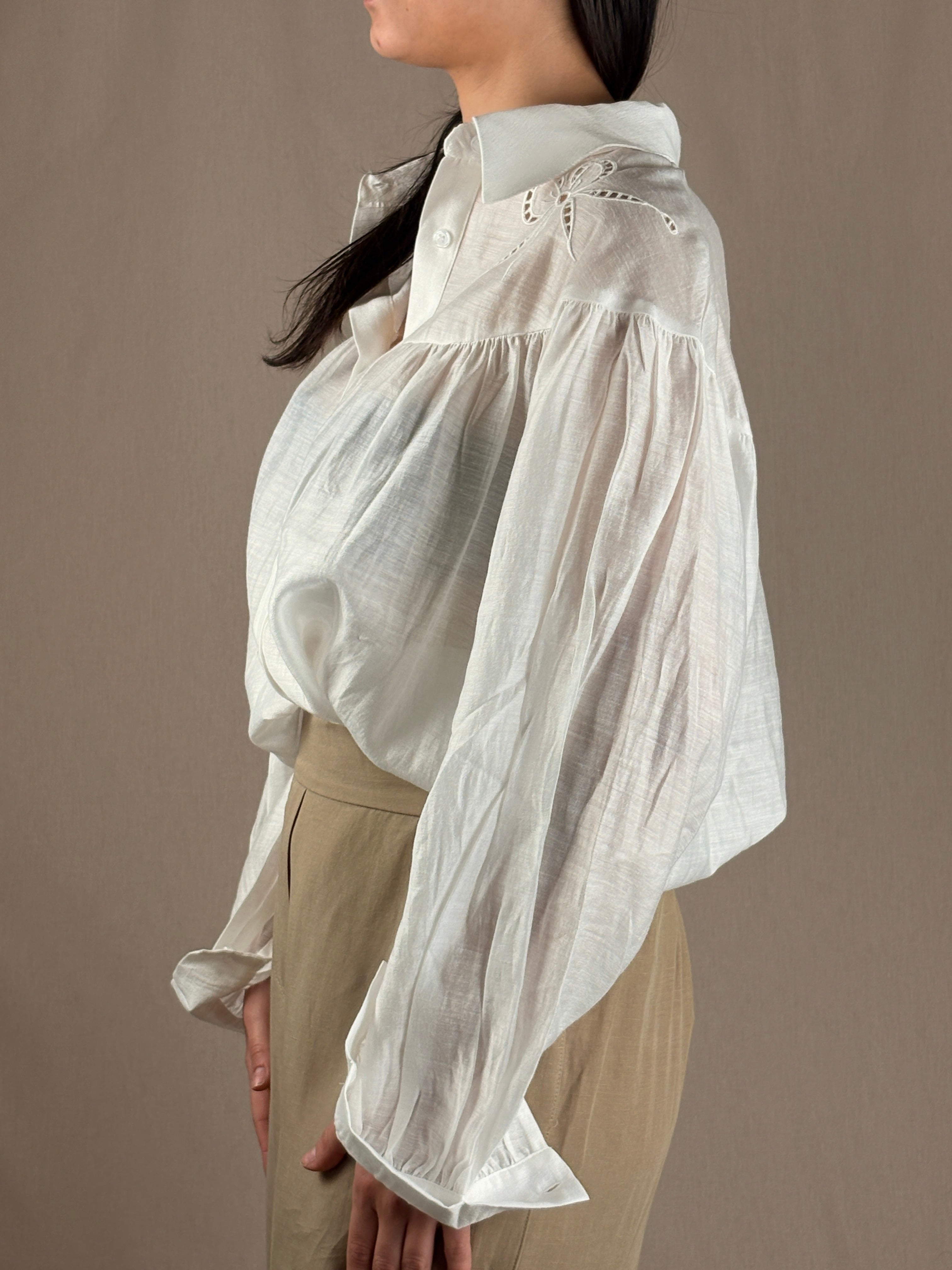 Camicia ricamata soffice bianca