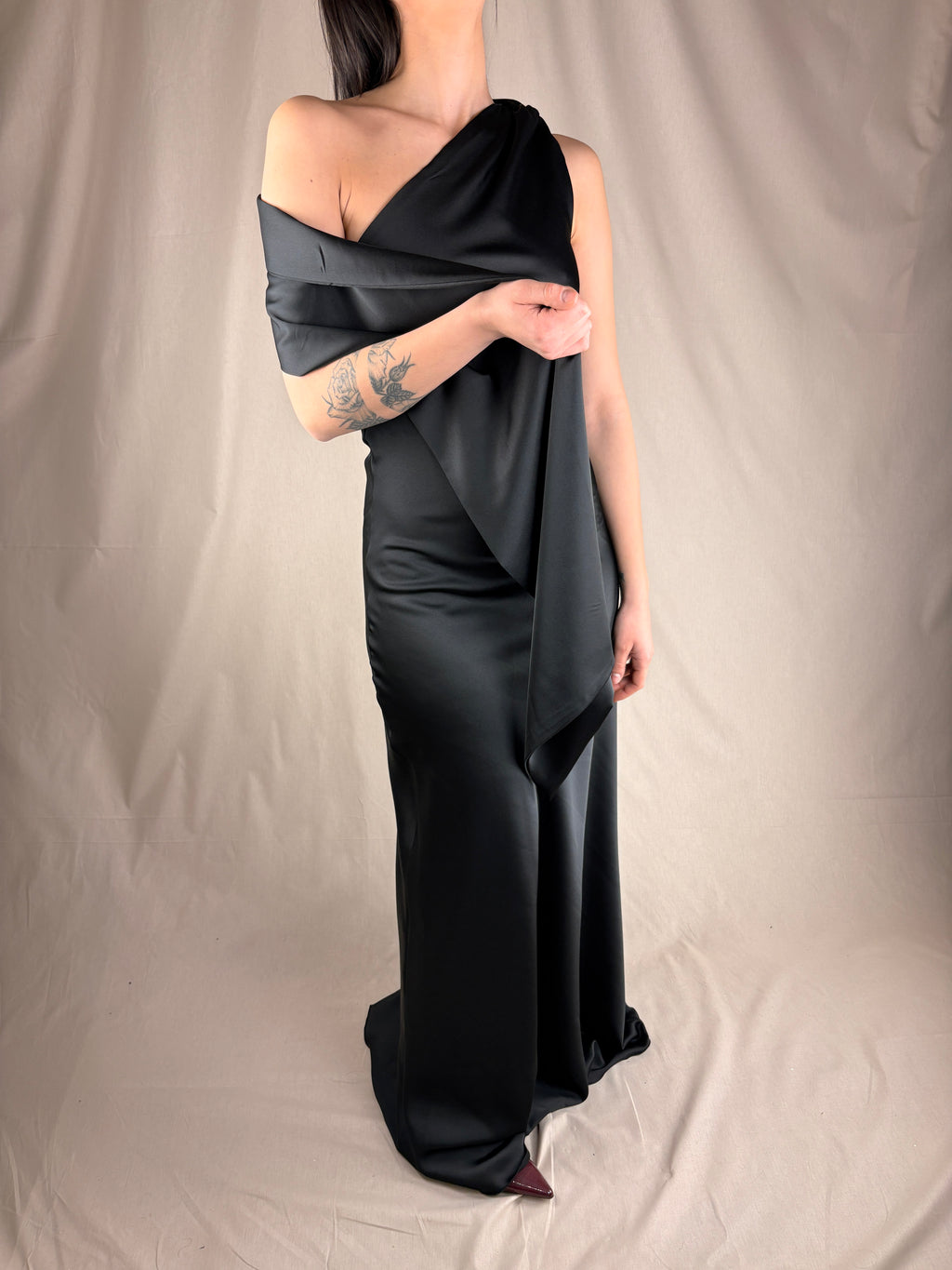 Robe noire asymétrique