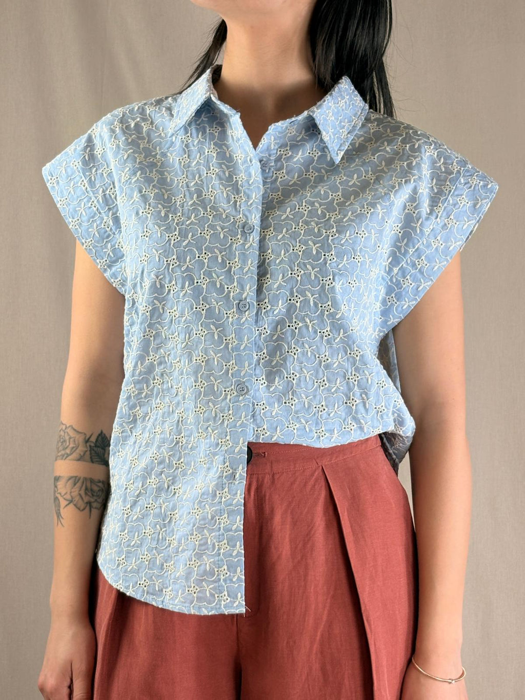Chemise en dentelle Saint-Gall bleu ciel