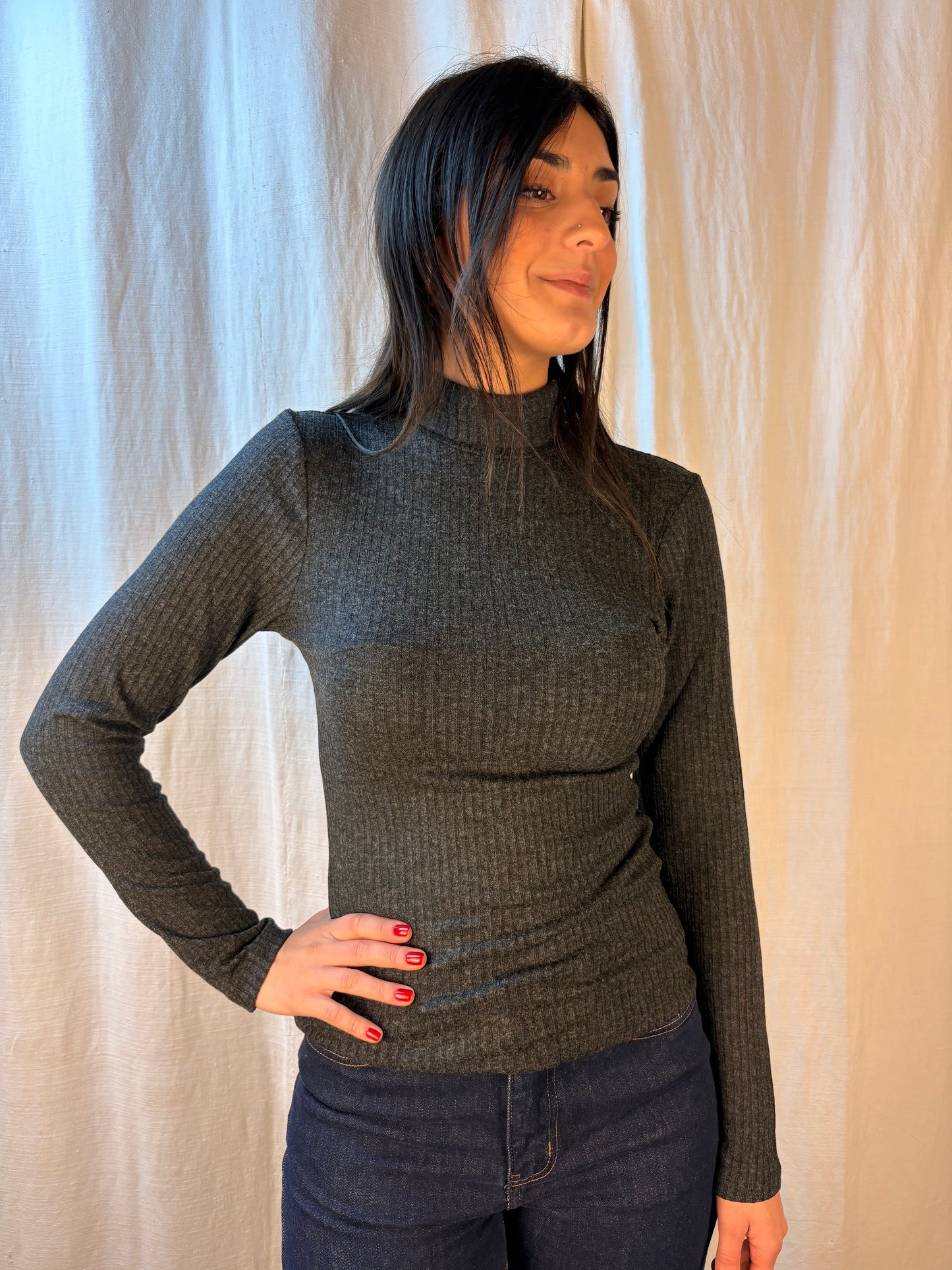 collo alto a costine grigio