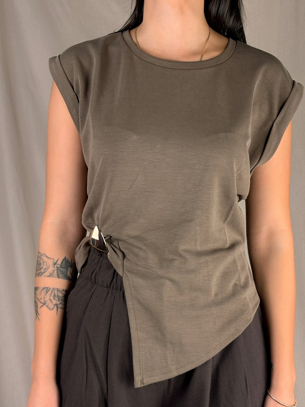 T-shirt asimmetrica accessorio