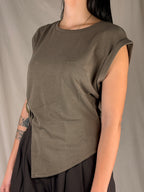 T-shirt asimmetrica accessorio