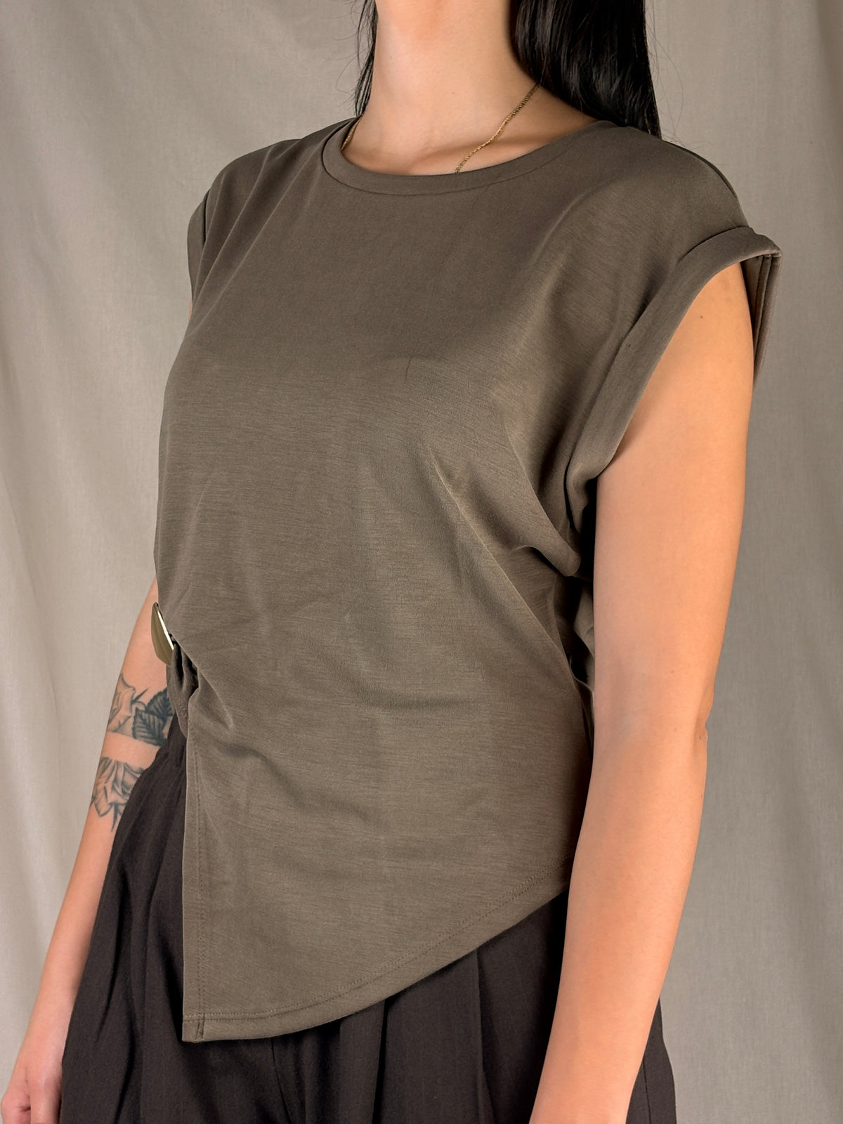 T-shirt asimmetrica accessorio