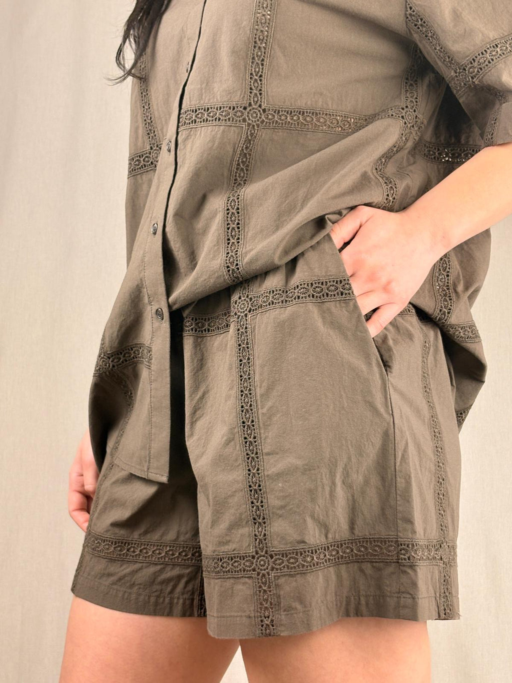 Shorts Cioccolato con Ricami in Pizzo